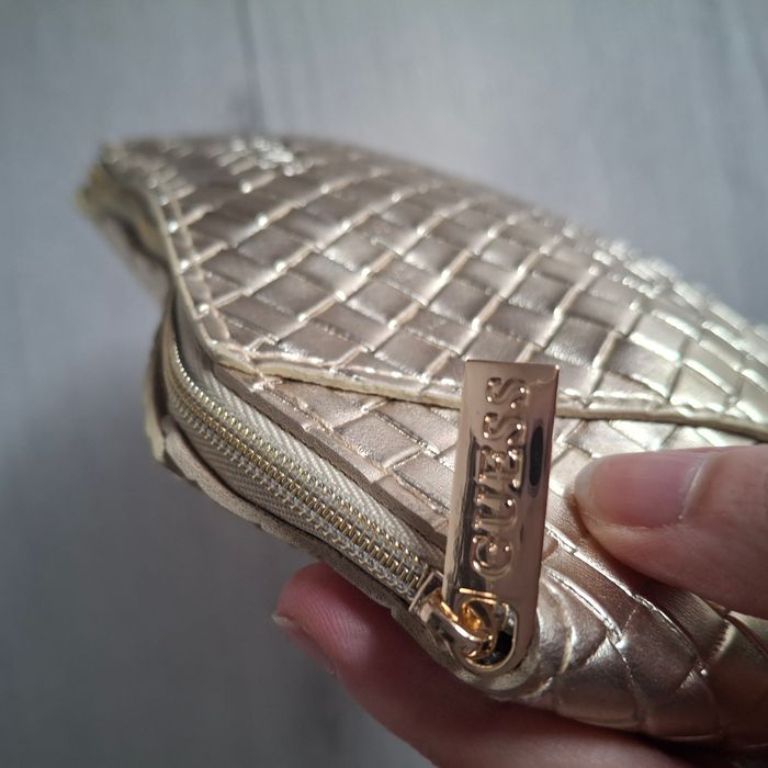 Pochette doré Guess style matelassé avec inscription en relief - photo numéro 4