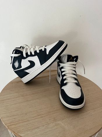 Jordan 1 mid White Metallic Obsidian