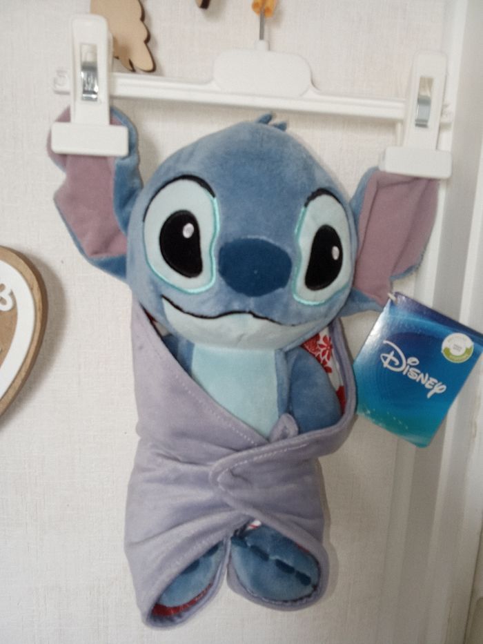 Peluche, doudou stich bleu neuf étiquette mouchoir fleur rouge, blanc, scratchs - photo numéro 2