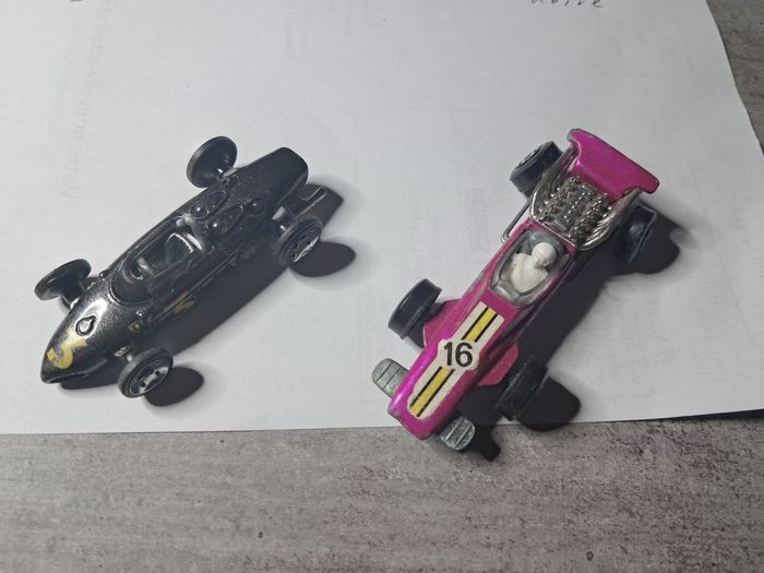 Lot de 2 voitures de collection