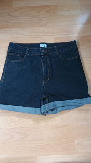 Short en jean bleu foncé