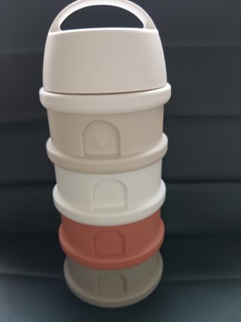 Boîtes de doseuses de lait marque Béaba en excellent état.