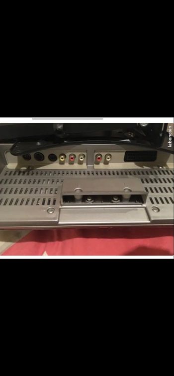 Tv hitachi couleur grise prise Peritel avec 2 pied dont un mural et une télécommande ainsi que la prise alimentation