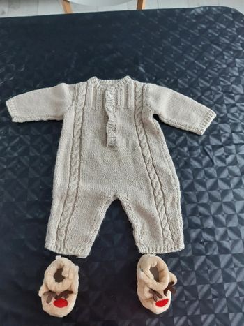 Combinaison 3/6mois et chaussons