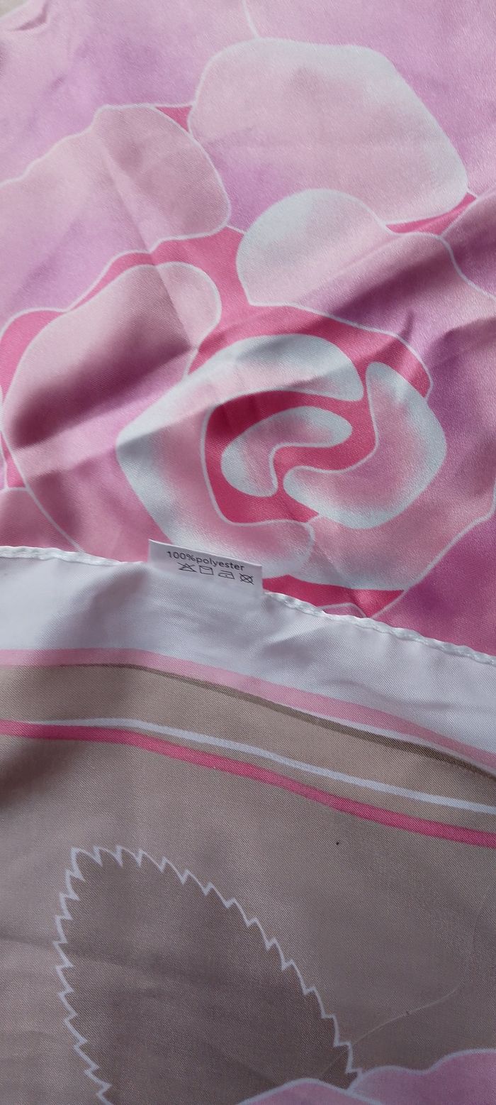 Joli foulard Galimard 90x90 CMS . Polyester - photo numéro 3