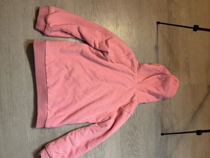 Pull à capuche avec fourrure à l’intérieur avec une poche - photo numéro 4