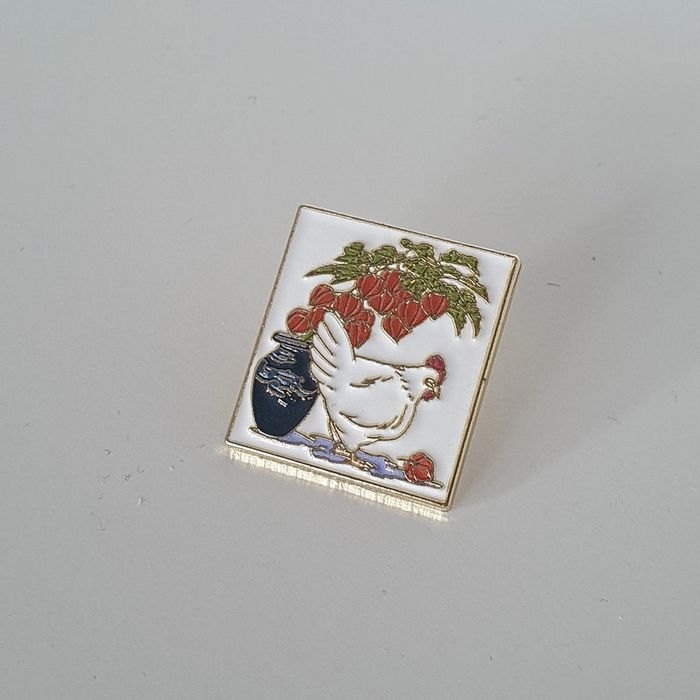 Pin's metal poule dessin peinture fleur