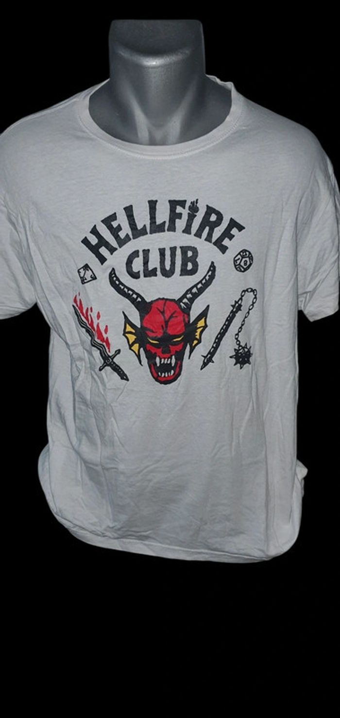 Stranger Things - T-shirt blanc avec logo du Hellfire Club