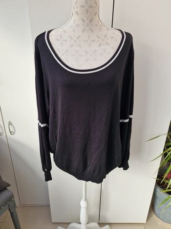 Haut Leger Noir Avec Bandes Blanches Bras Dénudés