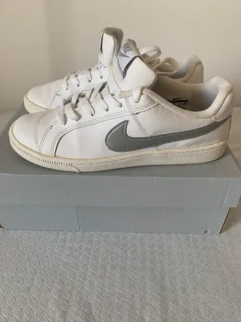 Basket Nike Court Royal Taille 37,5 Blanche