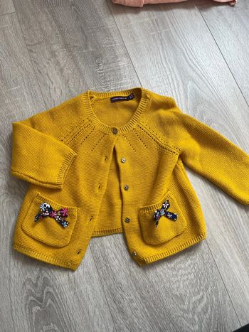 Gilet jaune moutarde bébé fille 9 mois