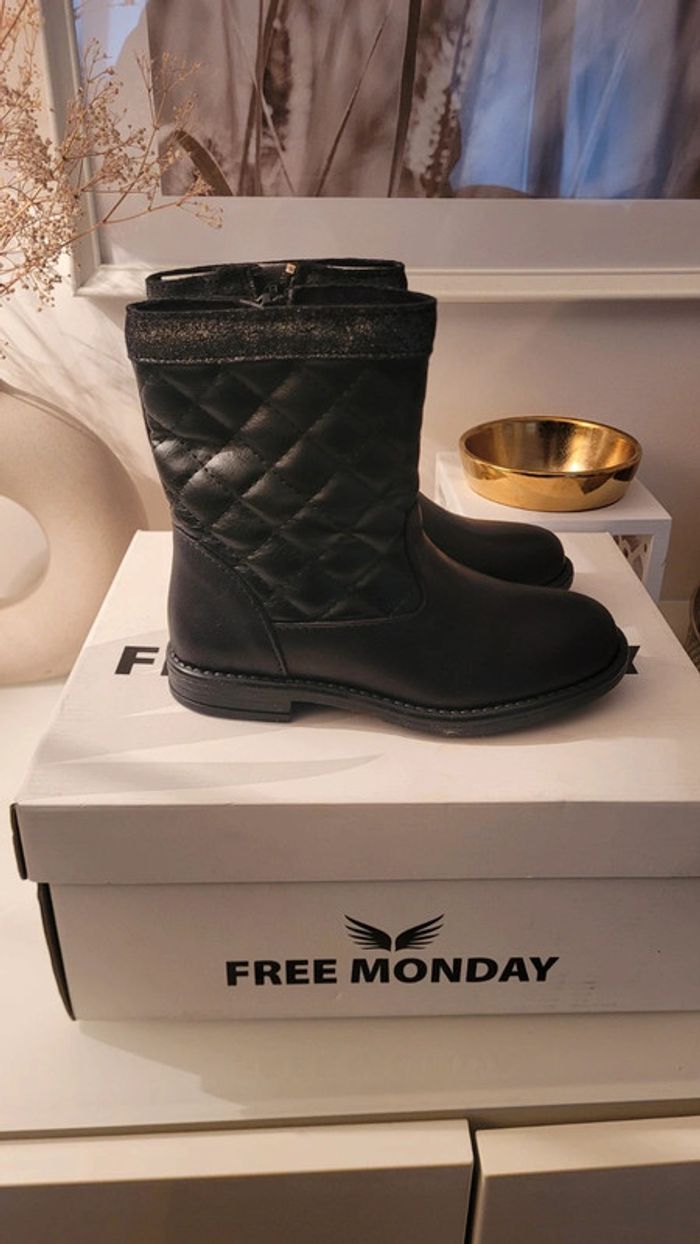 Bottes neuves cuir taille 27
