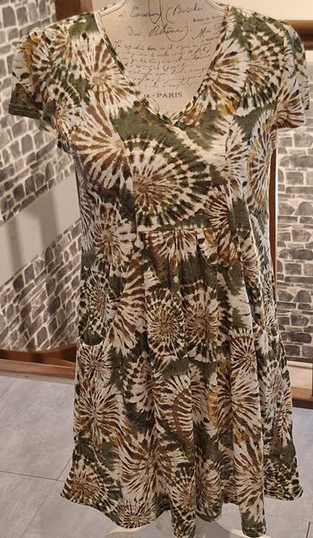 Robe fluide imprimée sur fond kaki et crème