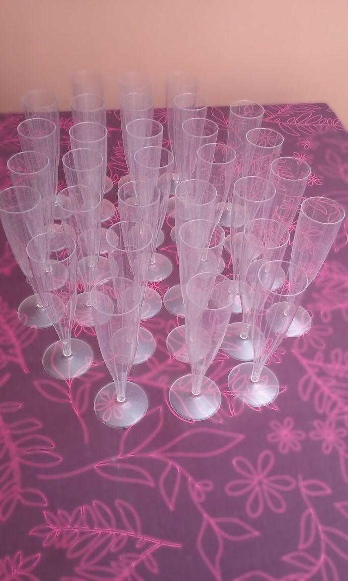31 flûtes à champagne plastique