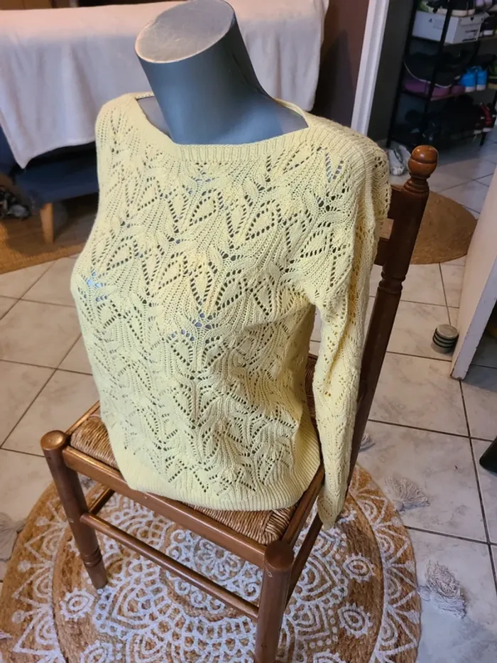 Joli petit pull jaune 38 - photo numéro 2