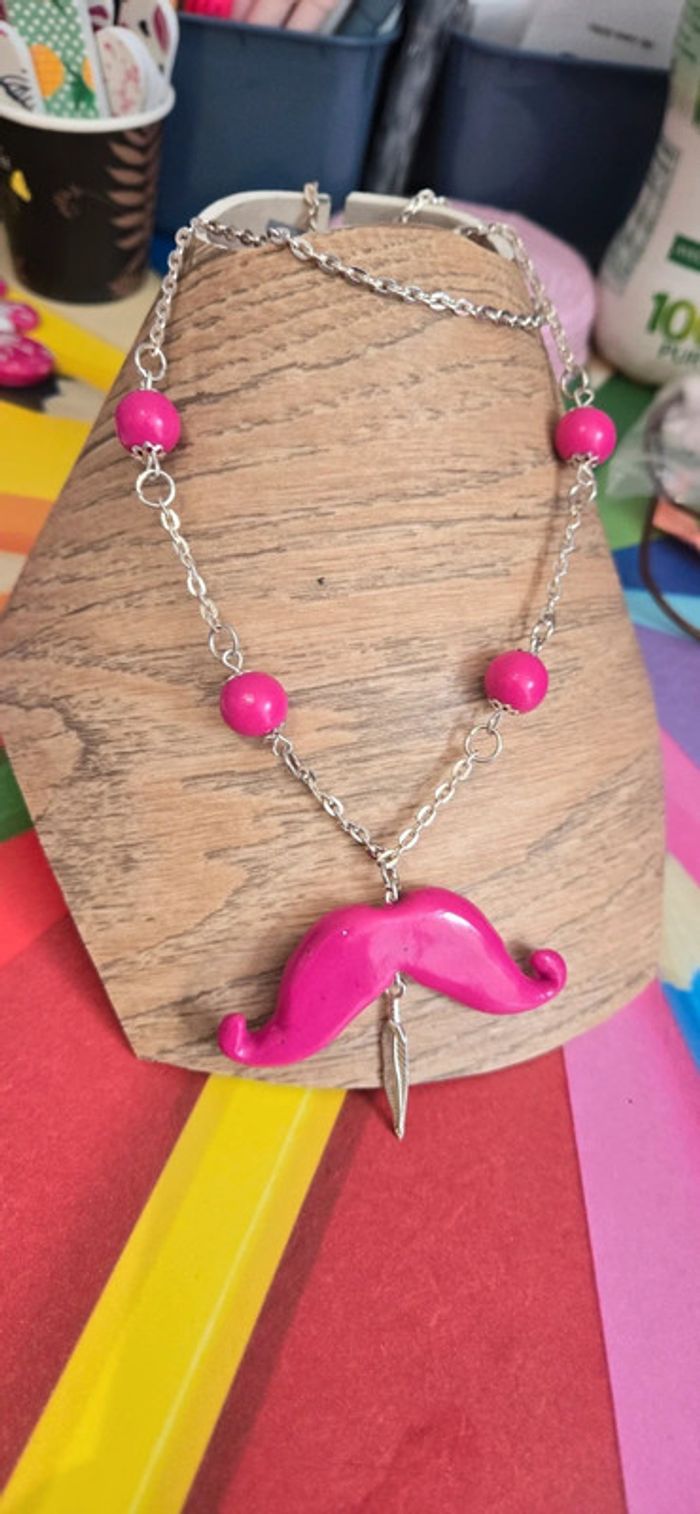 Collier sautoir moustache rose Fimo - photo numéro 2