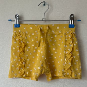 short avec petites fleurs et volants taille 2/3 ans