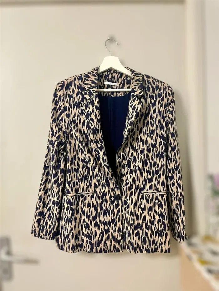 Veste blazer camaïeu beige et noire avec détails dorés