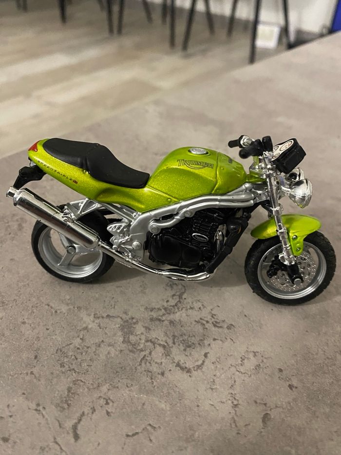 Moto triumph - photo numéro 2