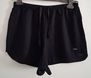 Mini short noir fluide et évasé