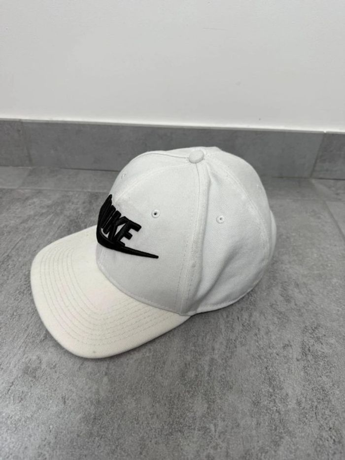 Casquette Nike blanche et noir logo brodé en super état - photo numéro 2