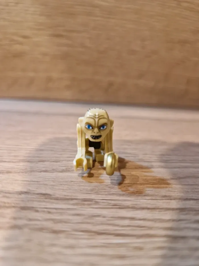 Figurine type lego Gollum avec l'anneau seigneur des anneaux - photo numéro 3