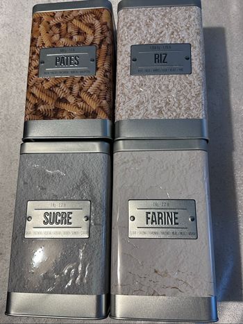4 Boîtes de condiments.
