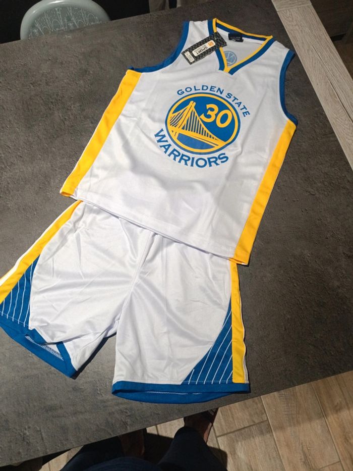 Tenue NBA golden state warriors Stephen Curry blanc. T.24