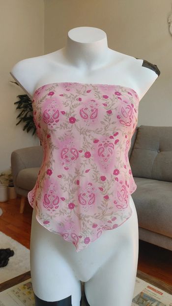 Très jolie tape bustier dos nu à nouer dans le dos couleur rose motif fleur très léger et féminin