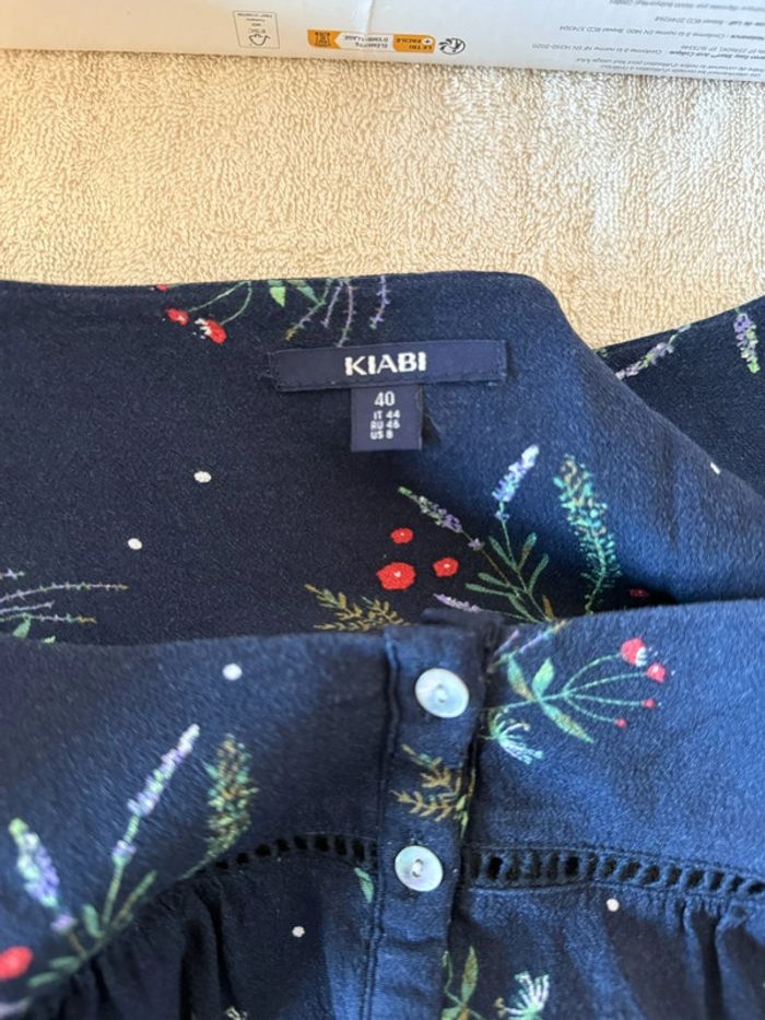 Haut / Chemisier femme Kiabi – Motifs fleurs lavande 🌸 Taille 40 – Très bon état - photo numéro 3