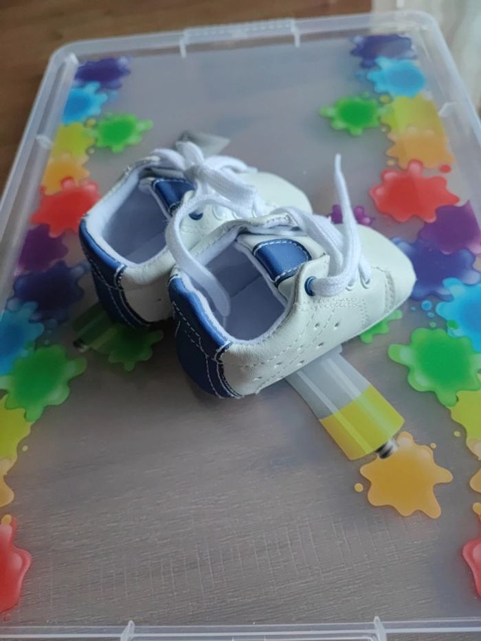 Baskets bébé blanches et bleues - photo numéro 2