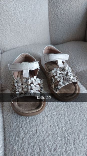 Sandales fille blanche fleurs taille 22 Gemo