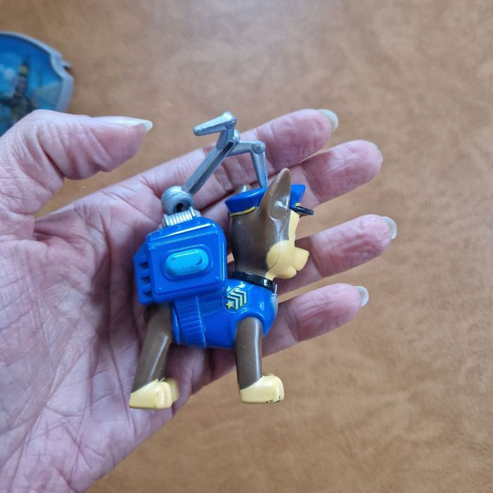 Figurine chase et son badge pat patrouille - photo numéro 5