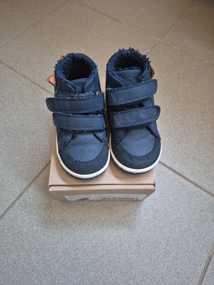 Baskets premiers pas vertbaudet taille 22