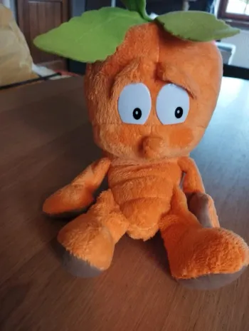 Peluche Carotte Vitaminis. Hauteur 28 cm