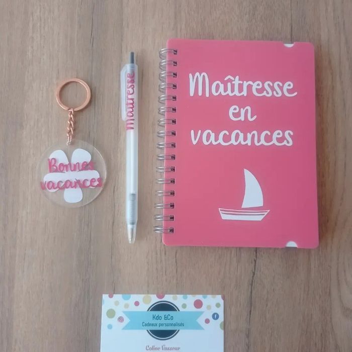 Ensemble carnet stylo porte-clé maîtresse en vacances