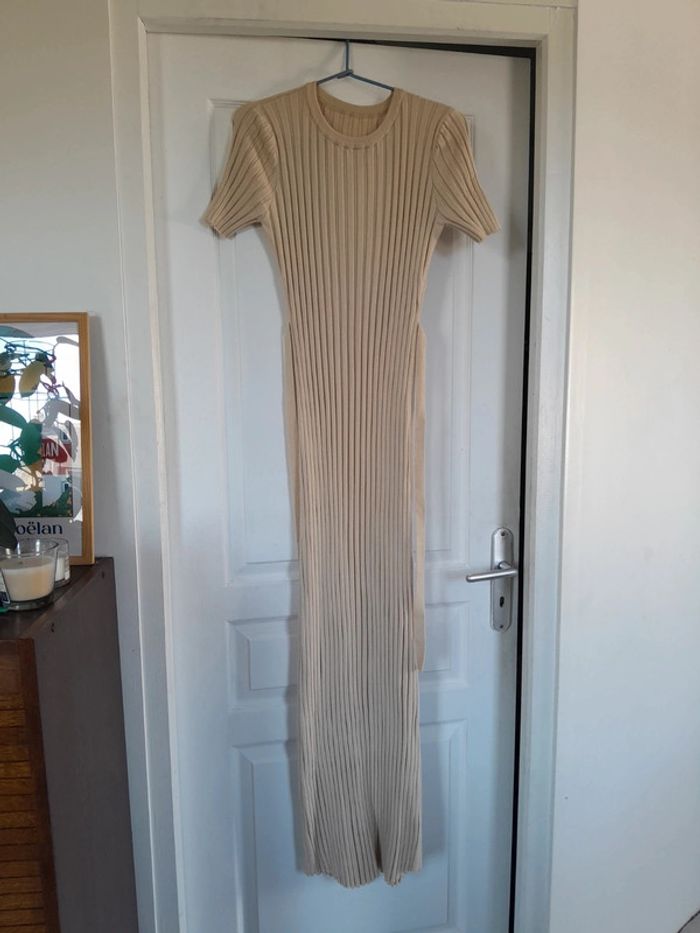 Jolie robe moulante fine longue effet légèrement évasée dans le bas