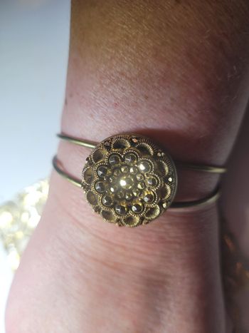 Bracelet upcyclé avec joli bouton 