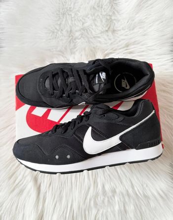 Baskets Nike Venture Runner – Taille 44,5 – Noir/Blanc – Neuf avec étiquette