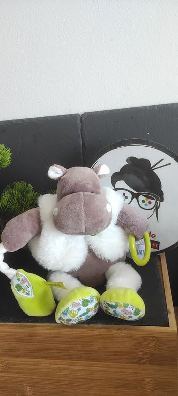 Doudou Hippopotame marron vert blanc Baby Nat' bn0713 activité feuille anneau grelot peluche