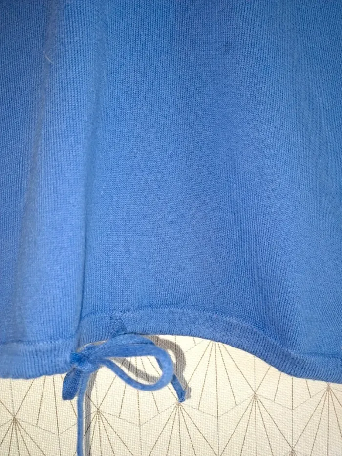Pull fille 10/12 ans étiquette coupée bleu roi tbe 1 micro tache de fond en bas à peine visible - photo numéro 3