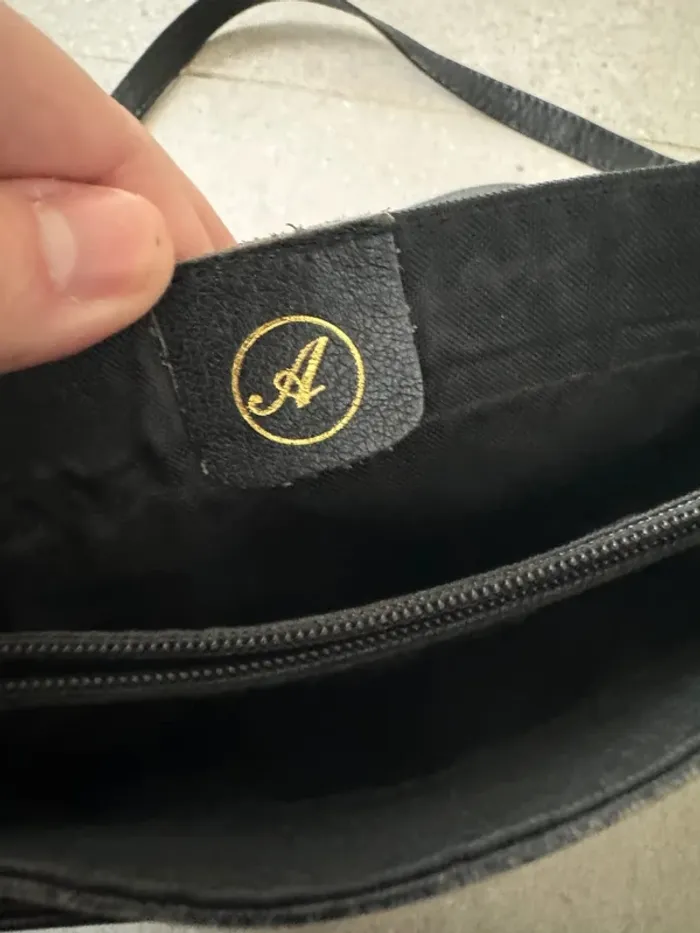 Sac à bandoulière noir, bon état mais il y a des marques d'usures, 24x16cm - photo numéro 5