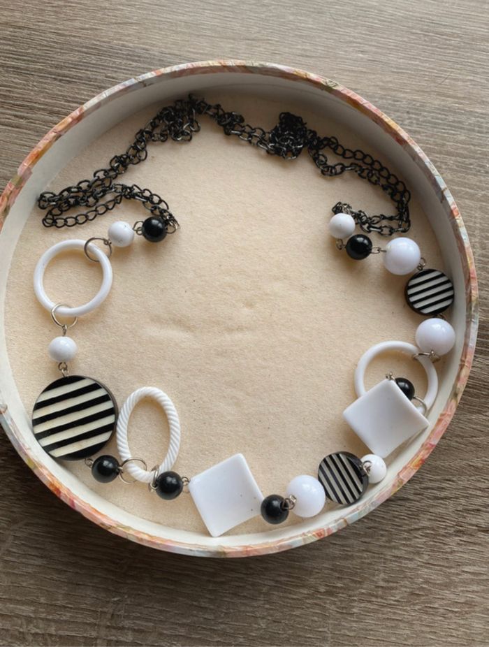Collier à motif femme