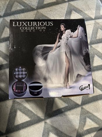 Gloss luxurius collection make up