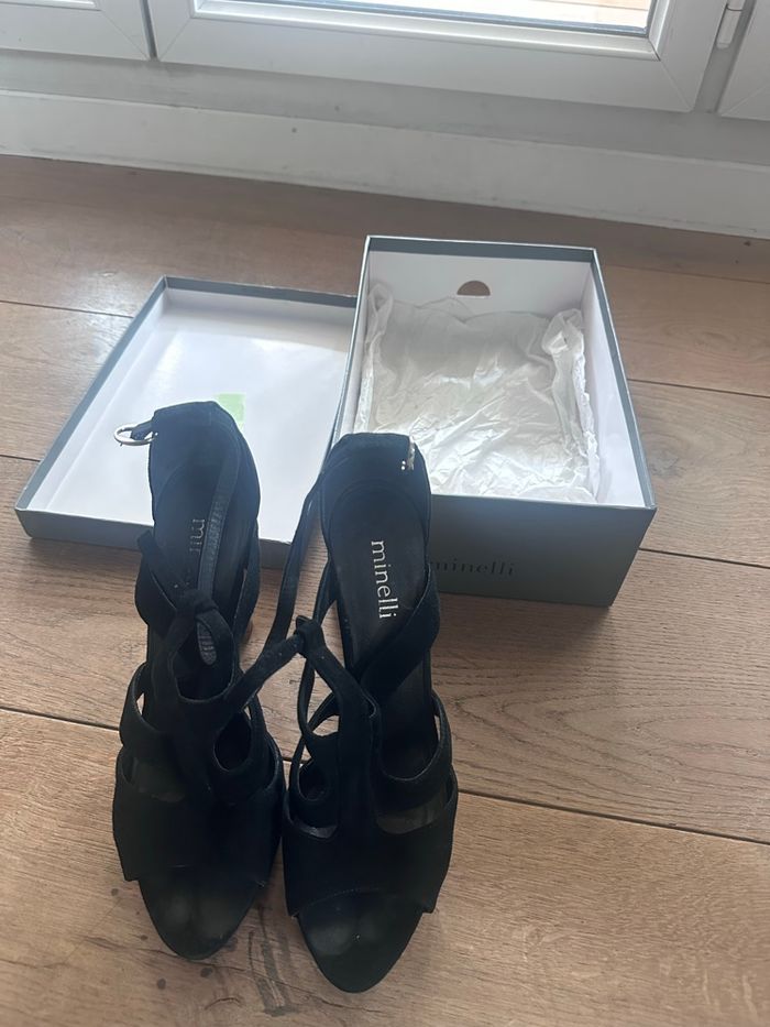 chaussures femme ouvertes noirs en daim de la marque Minelli, en très bon état. - photo numéro 9