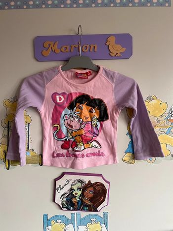 Tee shirt à manches longues lilas et rose à motifs, taille 2 ans, marque Dora