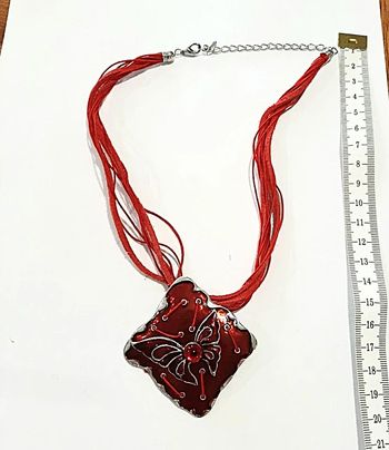 Collier fantaisie avec médaillon papillon
