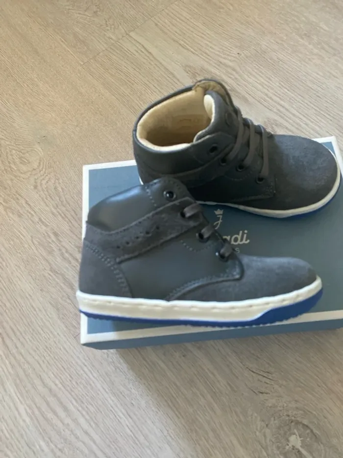 Bottines tennis en cuir Jacadi pointure 19 Neuve val 75e - photo numéro 2