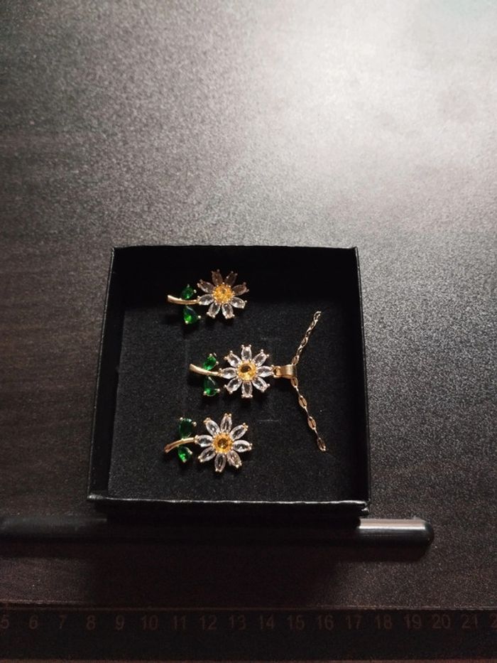 Boucles d'oreilles et pendentif fleur avec coffret cadeau - photo numéro 2