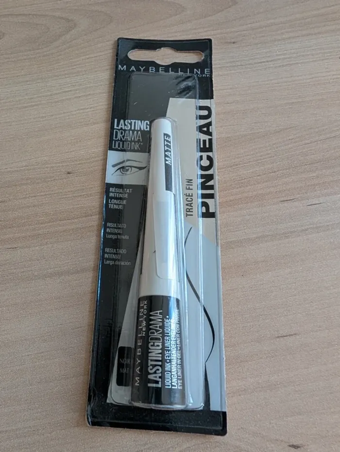 Eye-liner liquide noir lasting drama - photo numéro 2